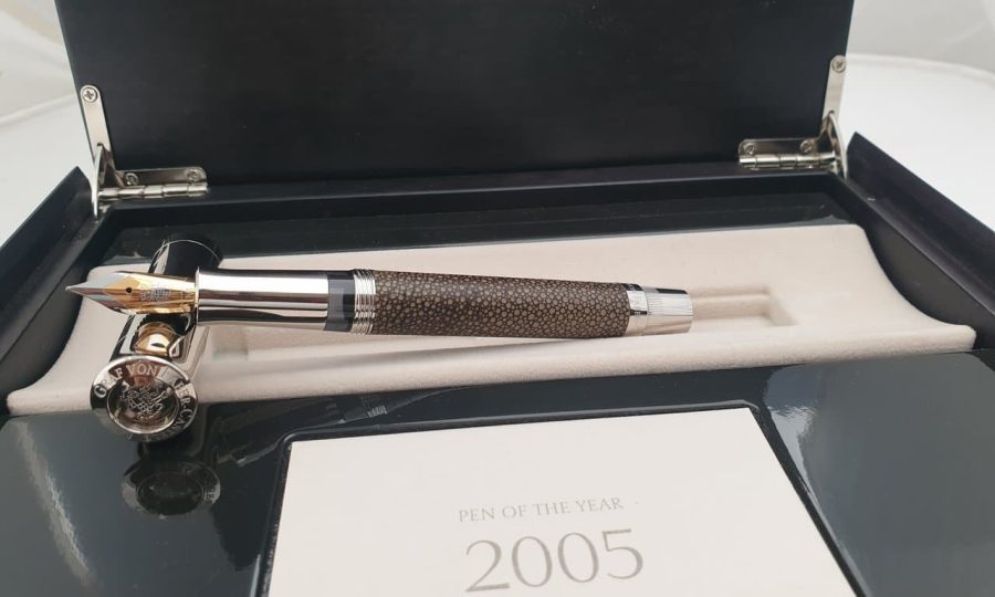 Estilográfica Galuchat Graf von Faber-Castell – Pen of the Year 2005