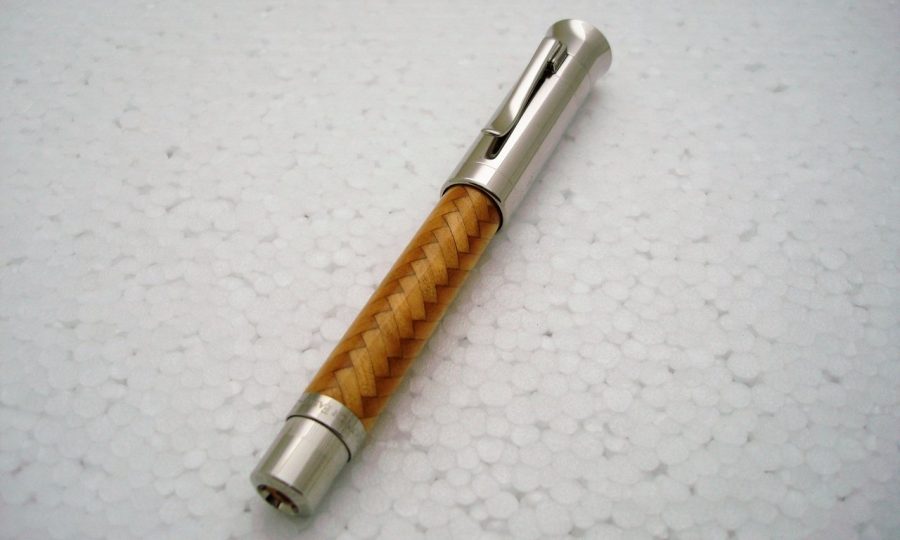 Estilográfica Graf von Faber-Castell – Pen of the Year 2008. Madera de Satín de la India.